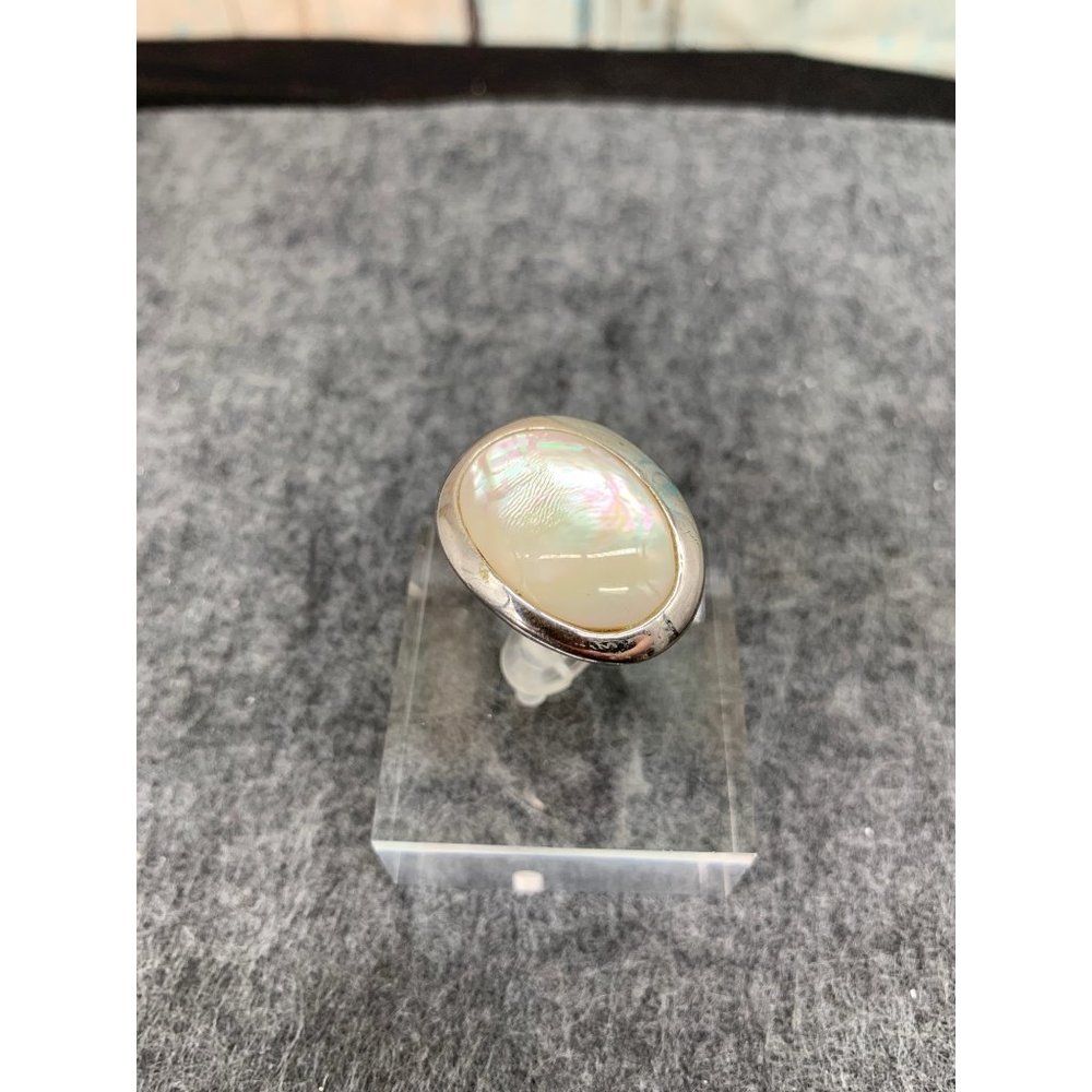 Oval Ring  6 Cream mother of Pearl, SIlver Band   Mother of Pearl, Silver Metal